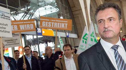"Die Bahn hat uns ein Tarifdiktat vorgelegt", sagt GDL-Chef Claus Weselsky zu den jüngsten Verhandlungen mit dem Staatskonzern. Einen neuen Arbeitskampf will er "rechtzeitig" bekanntgeben, so dass sich die Kunden darauf einstellen können. 