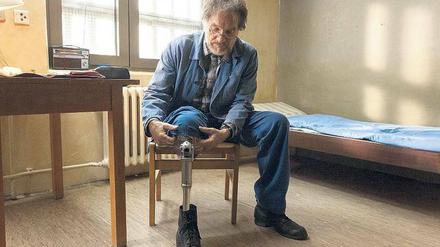 Mit Prothese nach draußen. Nach 30 Jahren wird der angebliche Frauen- und Kindermörder Joseph Komalschek (Götz George) aus der Haft entlassen. 