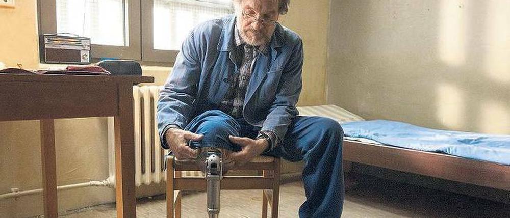 Mit Prothese nach draußen. Nach 30 Jahren wird der angebliche Frauen- und Kindermörder Joseph Komalschek (Götz George) aus der Haft entlassen. 