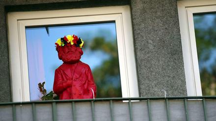 Drollig und draußen. Hier freut sich ein Bewohner mithilfe einer dekorierten Karl-Marx-Figur offensichtlich über Erfolge der deutschen Fußballnationalelf. Fröhliches Singen auf dem Balkon ist in Berlin jetzt vom Ordnungsamt in Friedrichshain untersagt worden.