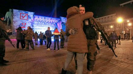 Separatisten umarmen Wählerinnen im Osten der Ukraine.