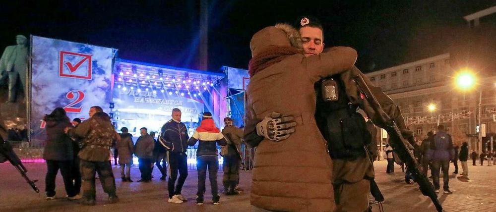 Separatisten umarmen Wählerinnen im Osten der Ukraine.