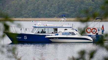  Polizeiboote liegen am 11. Oktober 2012 auf dem Storkower See nahe dem Haus des entführten Investment-Managers.