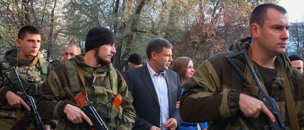Alexander Zakharchenko, aktuelle Ministerpräsident der selbsternannte Volksrepublik Donezk, bewegte sich am Sonntag nur umringt von Sicherheitspersonal.