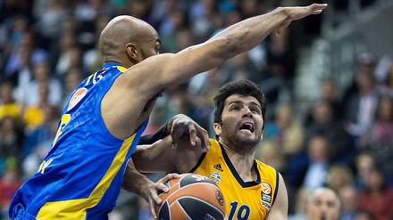 Berlins Vojdan Stojanovski (re.) und Tel Avivs Devin Smith kämpfen um den Ball.