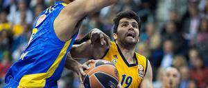 Berlins Vojdan Stojanovski (re.) und Tel Avivs Devin Smith kämpfen um den Ball.