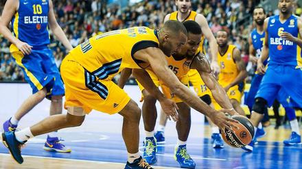 Gemeinsam kämpfen: Alba Berlins Akeem Vargas (l.) und Clifford Hammonds im Spiel gegen Maccabi Tel Aviv.