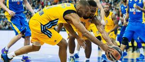 Gemeinsam kämpfen: Alba Berlins Akeem Vargas (l.) und Clifford Hammonds im Spiel gegen Maccabi Tel Aviv.