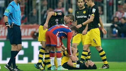Sorge um den Weltmeister: Mats Hummels musste im Bundesliga-Topspiel gegen Bayern München in der Halbzeit ausgewechselt werden.