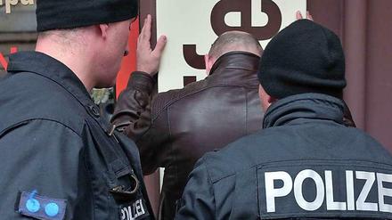 Jeder Besucher wird vor dem Rockerprozess im Kriminalgericht durchsucht.