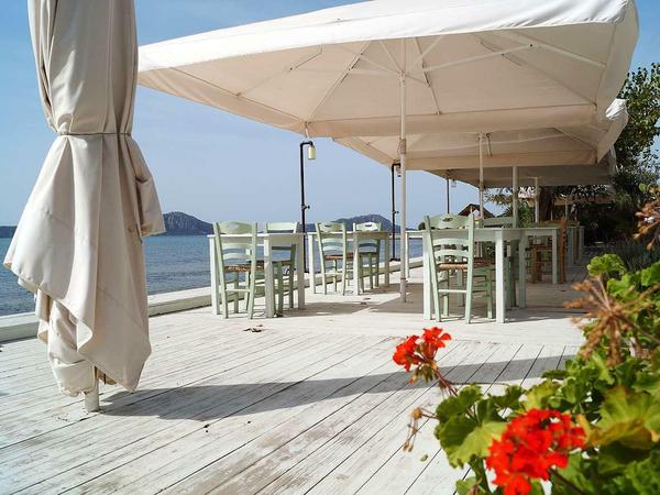 Das Café Aplo an der Westküste der Peloponnes.