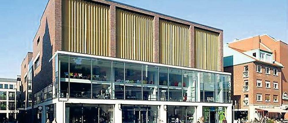 Das ehemalige Parkhaus in der Stubengasse in Münster (Nordrhein-Westfalen), in dem nach seiner Umnutzung inzwischen unter anderem ein Möbelhaus, ein Rad-Parkhaus sowie Büros und zahlreiche Wohnungen entstanden sind.