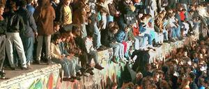 Stunde des Jubels. Feiernde Menschen auf der Berliner Mauer am 11. 11. 1989.