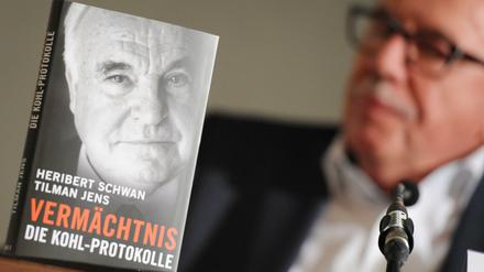 Das Buch und - im Hintergrund - Autor Heribert Schwan
