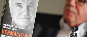 Das Buch und - im Hintergrund - Autor Heribert Schwan