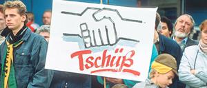 Gegen die SED. Mit Plakaten wie diesem und Slogans wie „Die Partei hat immer rechter, uns wird immer schlechter“ machten die Menschen ihrem Unmut Luft. 