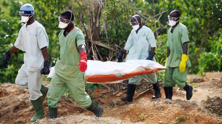 Totengräber auf dem Friedhof von Guéckédou, das im Herzen des Ebola-Krisengebiets in Guinea liegt.