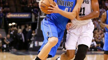 Im Spiel gegen den Meister aus San Antonio mit Tim Duncan (r.) mussten sich Dirk Nowitki und die Dallas Mavericks noch knapp mit 100:101 geschlagen geben. Im zweiten Spiel führte der deutsche Ausnahme-Basketballer Dallas nun zum Sieg