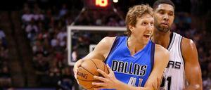 Im Spiel gegen den Meister aus San Antonio mit Tim Duncan (r.) mussten sich Dirk Nowitki und die Dallas Mavericks noch knapp mit 100:101 geschlagen geben. Im zweiten Spiel führte der deutsche Ausnahme-Basketballer Dallas nun zum Sieg