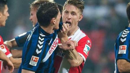 Uions Sebastian Polter (r) gerät mit Fürths Benedikt Röcker aneinander.