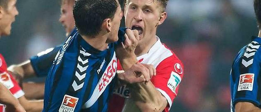 Uions Sebastian Polter (r) gerät mit Fürths Benedikt Röcker aneinander.