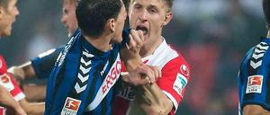 Uions Sebastian Polter (r) gerät mit Fürths Benedikt Röcker aneinander.