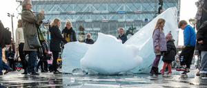 Das Eis schmilzt. Um darauf aufmerksam zu machen, legte Olafur Eliassons große Blöcke des grönländischen Eisschildes vor das Kopenhagener Rathaus.