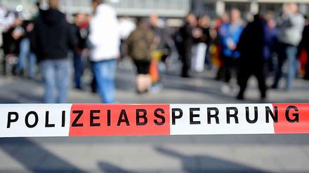 In Köln war es zu massiven Ausschreitungen gekommen. Nun ist die Furcht groß, dass sich Ähnliches in Berlin wiederholt.