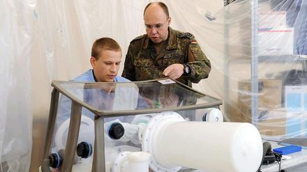Training an einem mobilen Ebola-Labor der Bundeswehr.