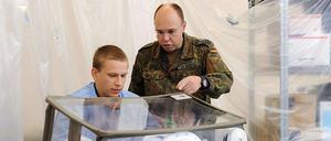 Training an einem mobilen Ebola-Labor der Bundeswehr.
