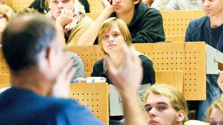 Ein Professor steht gestikulierend vor seinen Studierenden.