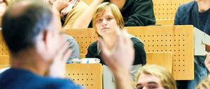 Ein Professor steht gestikulierend vor seinen Studierenden.