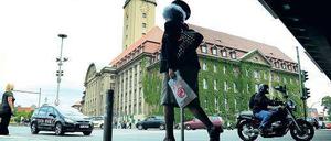 Im Zentrum Spandaus. Das Rathaus an der Carl-Schurz-Straße, zwischen 1910 und 1913 gebaut, stammt noch aus der Zeit, als Spandau eine eigenen Stadt und nicht ein Bezirk von Berlin war. Erst 1920 wurde sie von Groß-Berlin eingemeindet.