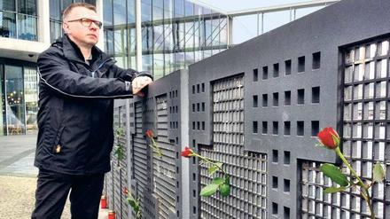 Leerstelle. Jens Wieseke am Spreeufer, wo sonst ein Holzkreuz an den Halbbruder seiner Patentante erinnert. 