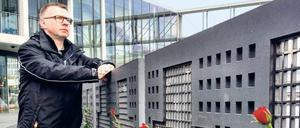 Leerstelle. Jens Wieseke am Spreeufer, wo sonst ein Holzkreuz an den Halbbruder seiner Patentante erinnert. 