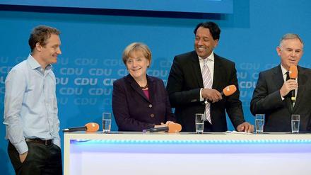 Der Chef der Startup-Fabrik Rocket Internet, Oliver Samwer (links), Bundeskanzlerin Angela Merkel (CDU), Moderator Cherno Jobatey und der Geschäftsführer Technik des Hausgeräte-Herstellers Miele, Eduard Sailer, diskutieren in Berlin über die Digitale Agenda. Eingeladen haben die CDU, die CDU/CSU-Mittelstandsvereinigung und der Verein für Netzpolitik, CNetz.