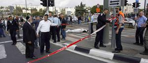 Sicherheitskräfte und Zeugen am Ort des Angriffs in Ost-Jerusalem