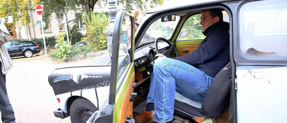 Enge Kiste. CNN-Reporter Frederik Pleitgen schält sich aus seinem Trabant. Den ließ er für die Aktion des Senders und des Tagesspiegels mit Mauerfall-Motiven besprayen. 