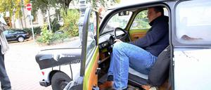 Enge Kiste. CNN-Reporter Frederik Pleitgen schält sich aus seinem Trabant. Den ließ er für die Aktion des Senders und des Tagesspiegels mit Mauerfall-Motiven besprayen. 