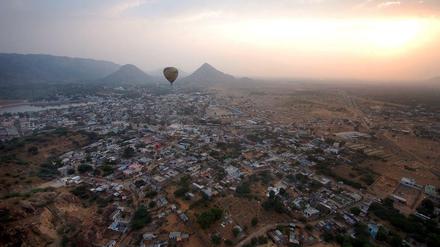 Noch in der Luft. Hier fliegt der Heißluftballon noch über den Kamelmarkt von Pushkar. Die Landung war allerdings unplanmäßig.