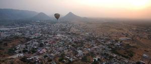 Noch in der Luft. Hier fliegt der Heißluftballon noch über den Kamelmarkt von Pushkar. Die Landung war allerdings unplanmäßig.