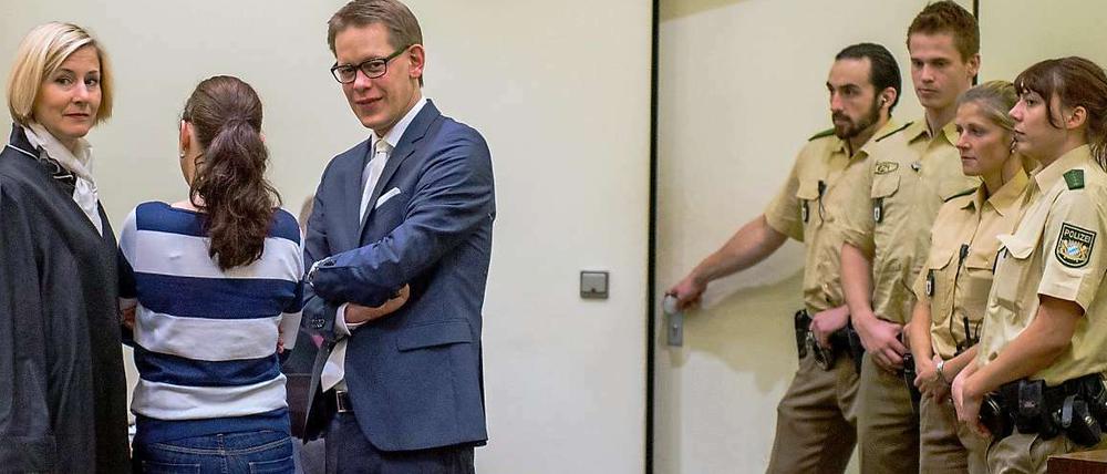 Wie gewohnt: Auch am Mittwoch drehte Beate Zschäpe Zuschauern und Medienvertretern vor Prozessbeginn den Rücken zu.