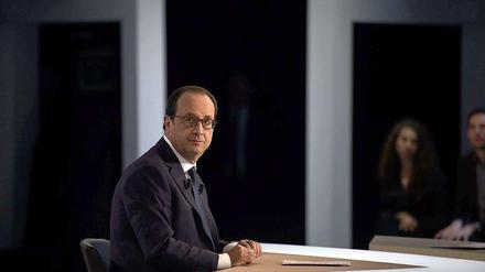 Frankreichs Staatschef François Hollande unmittelbar vor seinem Auftritt in einer Livesendung des Senders TF 1.
