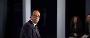 Frankreichs Staatschef François Hollande unmittelbar vor seinem Auftritt in einer Livesendung des Senders TF 1.