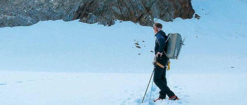 Schritt für Schritt. Wer durch Schnee stapfen muss, braucht natürlich erheblich länger für den Weg hinauf zum Brandenburger Haus als im Sommer.