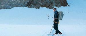 Schritt für Schritt. Wer durch Schnee stapfen muss, braucht natürlich erheblich länger für den Weg hinauf zum Brandenburger Haus als im Sommer. 