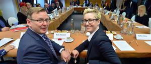 Erste Runde der Koalitionsverhandlungen am Mittwoch in Erfurt. Vorn im Bild: die Linke-Politiker Bodo Ramelow und Susanne Hennig-Wellsow