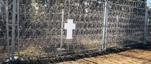 Mauerkreuz-Kopien an der Grenze zwischen Bulgarien und der Türkei - in einer Simulation des "Zentrums für politische Schönheit".