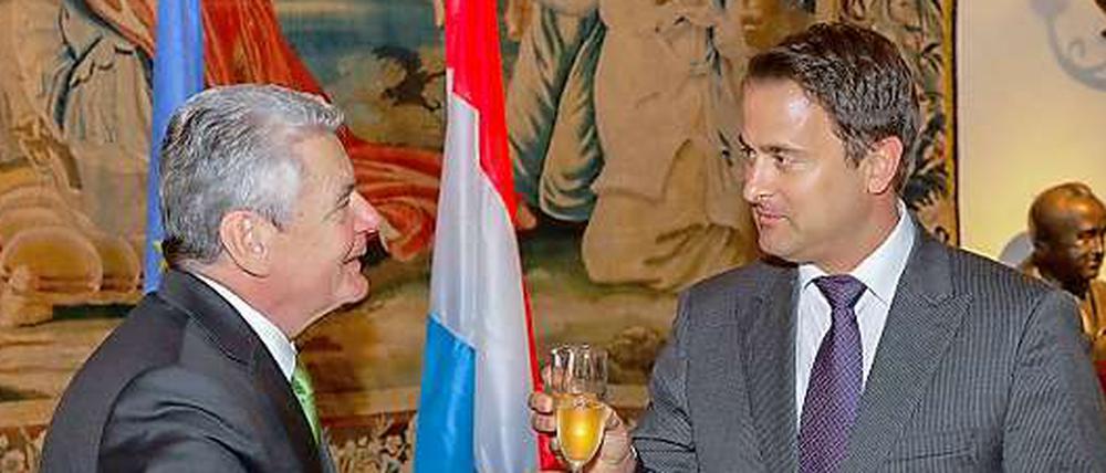 Luxemburgs Premier Xavier Bettel (rechts, hier beim Besuch von Bundespräsident Joachim Gauck am vergangenen Dienstag im luxemburgischen Vianden) hält die Praktiken seines Landes in Sachen Steuern für legal. Luxemburg sei keine Steueroaser.