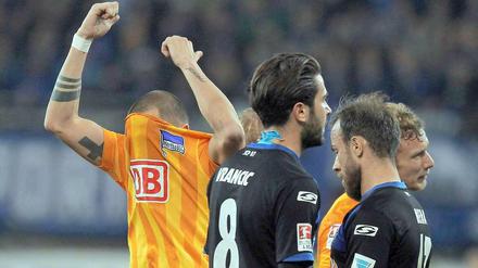 Wieder nichts: Herthas John Heitinga kann nur noch wegschauen. 